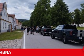 Kolona pickupů obsadila náves památkové zóny. Incident v Holašovicích řeší policie