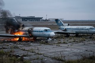 Rusové zaútočili na opuštěná letadla. Kyjev v tom vidí vzkaz Američanům