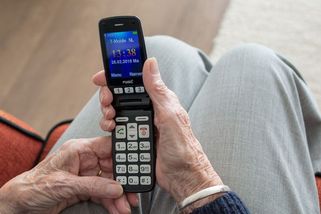Neměl chytrý mobil, málem ho nepustili do letadla - Novinky