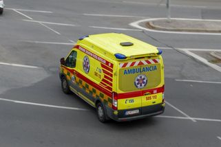 Sanitka s pacienty se na Slovensku čelně srazila s autem - Novinky