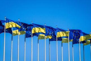 Proč se zabývat důchody nebo státním rozpočtem? Vlastenec Okamura chce strhnout vlajky EU a Ukrajiny - Médium.cz