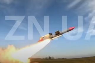 Za výrobou ukrajinské rakety Flamingo stojí žena. Při testech proto měla zbraň růžovou špičku - Novinky