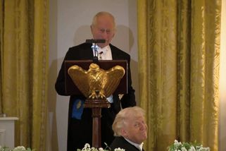 Král Karel III. si veřejně utahoval z Trumpa: Kdyby nebylo nás, mluvili byste francouzsky - Novinky