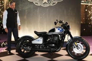 Jawa má další speciální motorku pro nadšence. Je levná, inspiruje se závoděním a vychází z Péráku