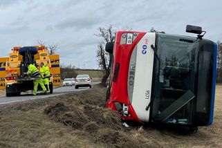 Tři havarované autobusy, závěje na silnici. Sníh a vítr komplikují dopravu - Novinky