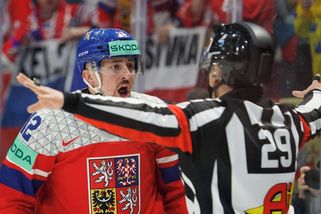 MS hokej | Zbrklý hvizd, podivná vysvětlení. Divočinu proti Švédům ovlivnil finský arbitr - Sport.cz
