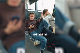 Video brněnských dopraváků zesměšňuje lidi, kteří hlasitě telefonují za jízdy - Novinky