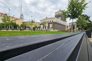Mizí barva a některé praskají. Náměstí Jiřího z Poděbrad v Praze čeká čtvrt roku po otevření reklamace laviček - Novinky