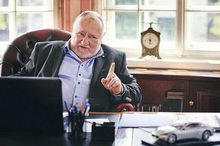 Jak bydlí Jandák: Žije ve srubu za miliony poblíž Třeboně a pozoruje jeleny