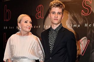 Syn Báry Basikové Theodor (17) ukázal přítelkyni a mámu uvedl do rozpaků