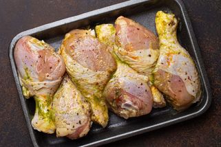 Potravinářská inspekce varuje před kuřecím z Lidlu. Testy odhalily salmonelu