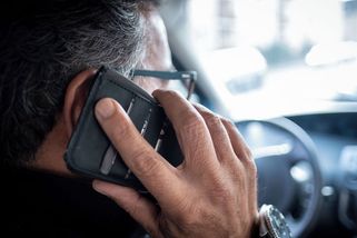 Policistka natočila přestupek na svůj mobil. Soud to jako důkaz neuznal, přesto řidiče neosvobodil - Novinky