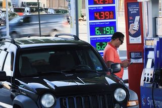 Nafta je v USA nejdražší v historii, galon stojí poprvé přes šest dolarů - Novinky