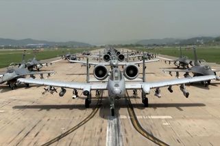 „Anděl strážný“ přišel o křídlo. Íránci poškodili Američanům letoun A-10 a osm stíhaček - Novinky