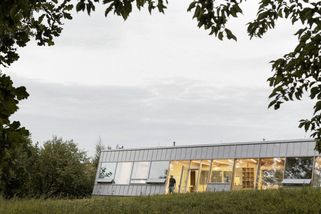 Propojení s přírodou umožňuje jihočeskému domu šikmá prosklená fasáda - Novinky