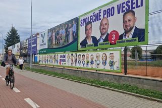 Politici se vrací do ulic. Letos si poprvé nemohou zaplatit šíření příspěvků na sítích - Novinky