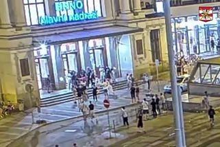 Kamery zachytily brutální útok na ostrahu brněnského nádraží. Pachatele hledá policie - Novinky