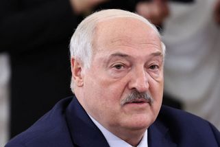 Pád běloruského diktátora baví internet. Při hokeji ho srazil spoluhráč - Sport.cz