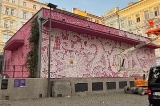 prahain.cz/zivot-v-praze/na-zizkove-vznika-mural-s-krajkovym-ornamentem-jeho-barva-budi-emoce-28486.html?utm_source=www.seznam.cz&utm_medium=seznam_distribuce&utm_campaign=lide