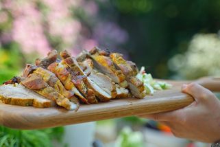 Křupavý bůček a šťavnatá krkovice na grilu | Víš co, Stašo? Hoď to na gril!