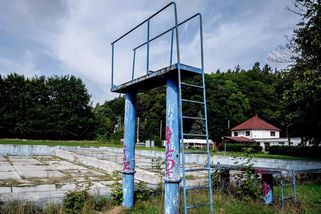 FOTO: Místo plavců tráva a prázdné bazény. Opuštěná koupaliště připomínají jinou dobu - Novinky