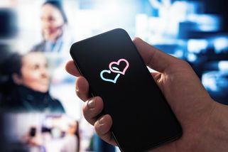 Obří podvod s láskou na internetu. Odhaleno přes 4700 falešných AI účtů