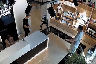 Zákazník v ruském obchodě strčil do humanoida, ten zaútočil - Novinky