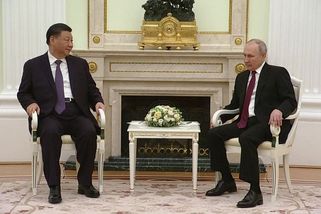 Putin a Si Ťin-pching jednali v Moskvě. Stůl mezi nimi byl maličký - Novinky
