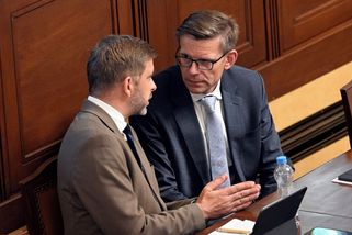 Byznysmeni rozdali opozičním stranám miliony na kampaň - Novinky