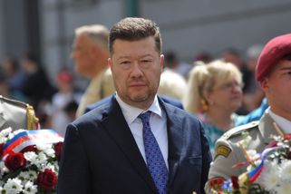 Okamura jako český vlastenec po íránsku. Druží se...