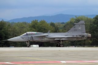Letadlo směřující z Tel Avivu do Prahy doprovodily maďarské gripeny - Novinky