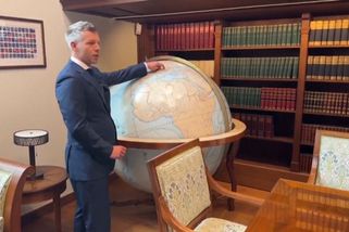 Obří glóbus či varhany. Magyar provedl novináře bývalým sídlem Orbána - Novinky