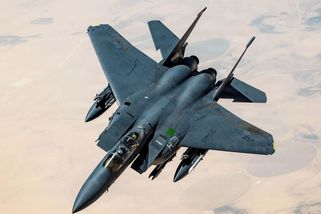 Podíval se a žádný padák nad ním nebyl. Americký pilot F-15 popsal, jak ho sestřelili nad Íránem - Novinky