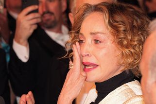 Chybná diagnóza připravila Sharon Stone o prsa. O šokující operaci promluvila krátce po smrti bratra - Proženy.cz