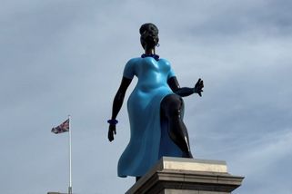 Na Trafalgarském náměstí odhalili sochu „běžné londýnské ženy“ - Novinky