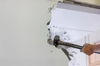 Zrušil zeď a své dva byty spojil do jednoho velkého. Společenství vlastníků jednotek ho vyzvalo, aby byt vrátil do původního stavu