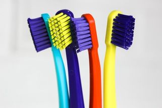 Otestovali jsme kartáčky na zuby typu Curaprox. Vítěz vyčistil zuby jako po dentální hygieně