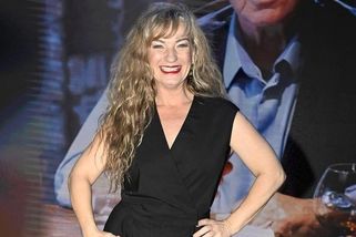 Neuvěřitelná podoba. Sandra Pogodová se pochlubila rodiči, fanoušci žasnou, herečka je celá maminka - Super.cz