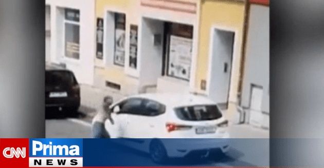 Nové video z Teplic: Rom před policejním zákrokem mlátil hlavou do auta, pak odpadl