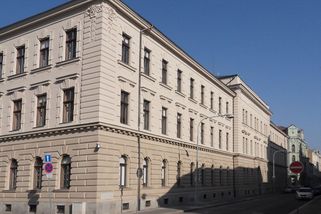 Zabil milenku sekerou, nyní jde vraždící primář na 28 let za mříže. Bratr oběti raději odcestoval - Médium.cz
