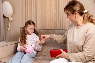 Odborníci varují rodiče před vyplácením kapesného dětem jednou měsíčně. Doporučují mnohem lepší systém odměn