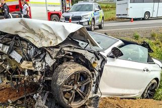 Zběsilá jízda kabrioletem u Přerova: BMW skončilo v příkopu, pro zraněného řidiče letěl vrtulník - Novinky
