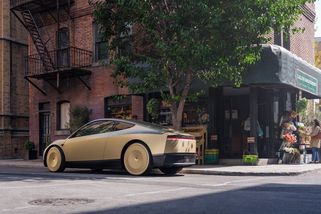 Američan šikanoval autonomní Teslu Cybercab. Skákal jí do cesty a doufal, že zastaví - Novinky