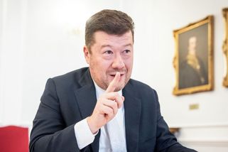 Okamura sklízí, co vláda nezasela. Proč je levné mléko i maso a v čem je to nebezpečné - Novinky