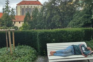 Napadení strážníka, drogy a alkohol. Františkánskou zahradu v centru Prahy obsadili bezdomovci - Novinky