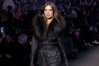 Emily Ratajkowski na lodi zavrtěla zadečkem v zaříznutých bikinách. Pak se svlékla úplně