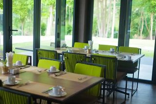 Restaurace zavádějí časový limit na jeden stůl. Vysedávání u jídla chtějí definitivně zatrhnout