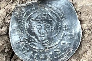 Při stavbě dálnice D35 našli archeologové unikátní minci se svatým Vojtěchem, v Česku je jediná - Novinky