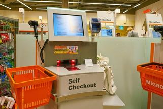 Seniorka ve švýcarském supermarketu nenaskenovala sáček. Za čtyři měsíce ji předvolala policie - Novinky
