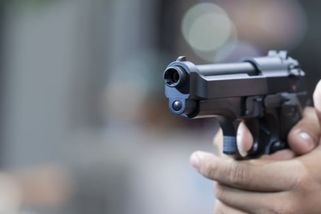 Děsivé záběry z Prahy: Muž mířil pistolí na lidi na ulici. Video rozbouřilo debatu o sebeobraně